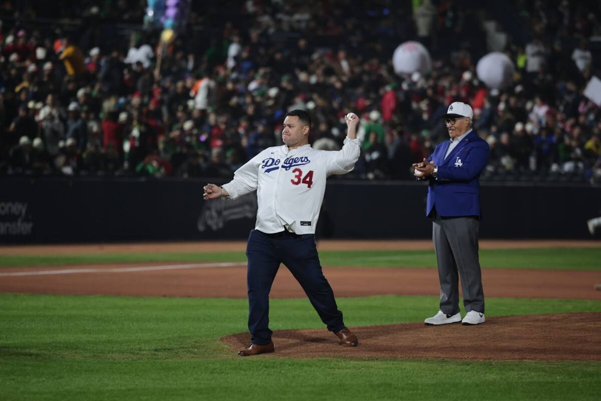 Fernando Valenzuela hijo, y el director de la CONADE, Rommel Pacheco, fueron los encargados de lanzar la primera bola l Foto: Daniel Reséndiz
