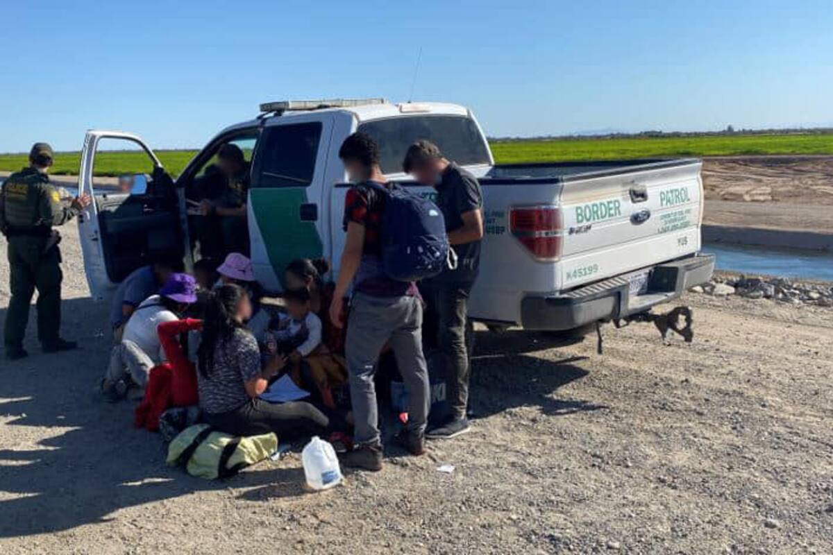 Cruzan grupos de niños frontera de Yuma