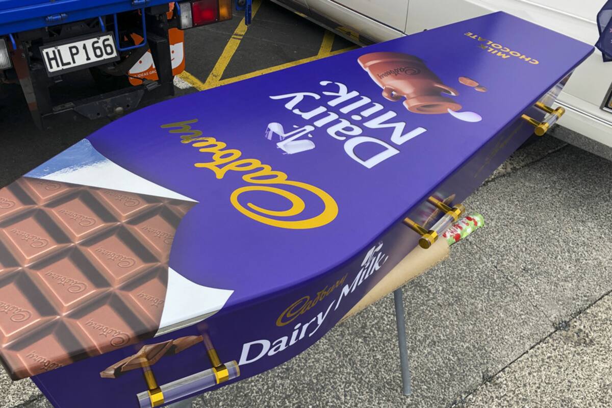 Fabrica llamativos ataúdes con forma de dona, velero o tableta de chocolate