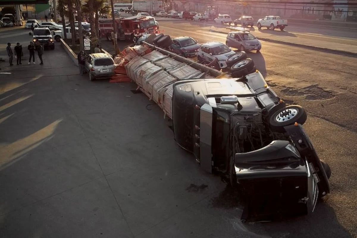 Tráiler vuelca sobre la carretera libre Tijuana-Tecate