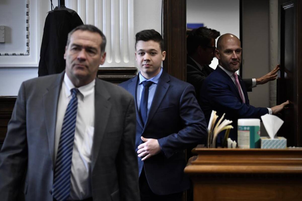 Kyle Rittenhouse es absuelto de todos lo cargos de los mortíferos tiroteos en Kenosha