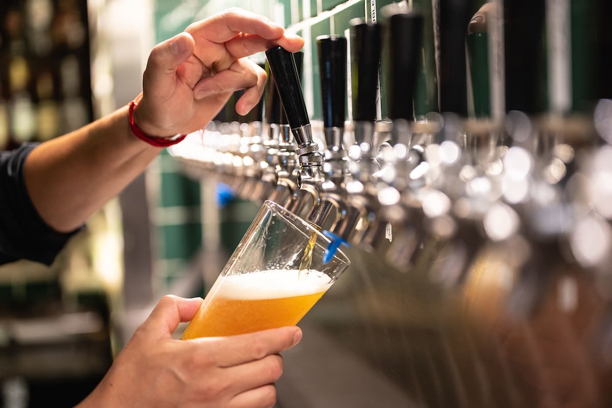 ¿Es mejor beber cerveza de lata o de barril? Conoce las claves para decidir