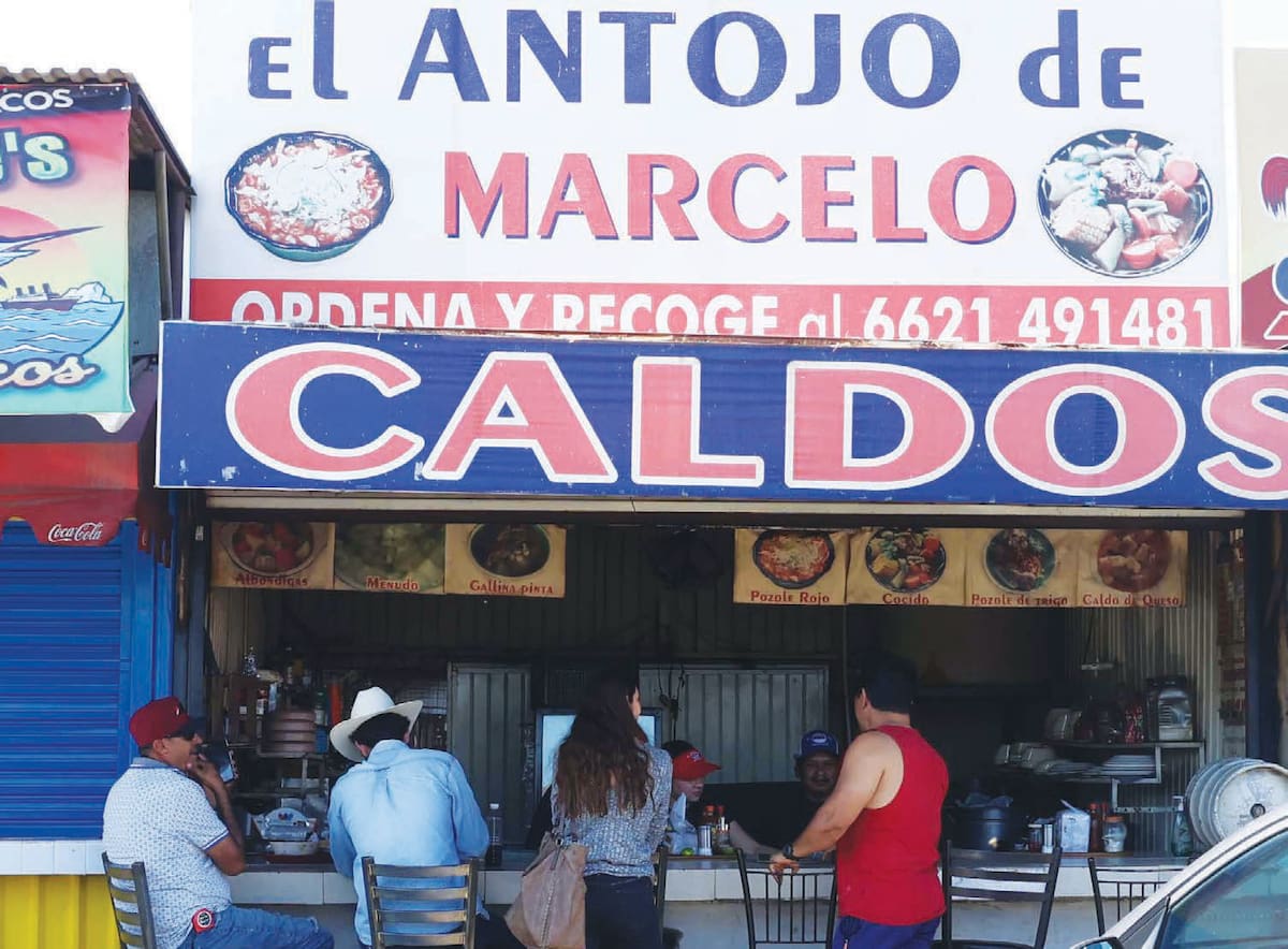 Una variedad de caldos se sirve en "El Antojo de Marcelo", como pozole, menudo, gallina pinta, caldo de queso y albóndigas.