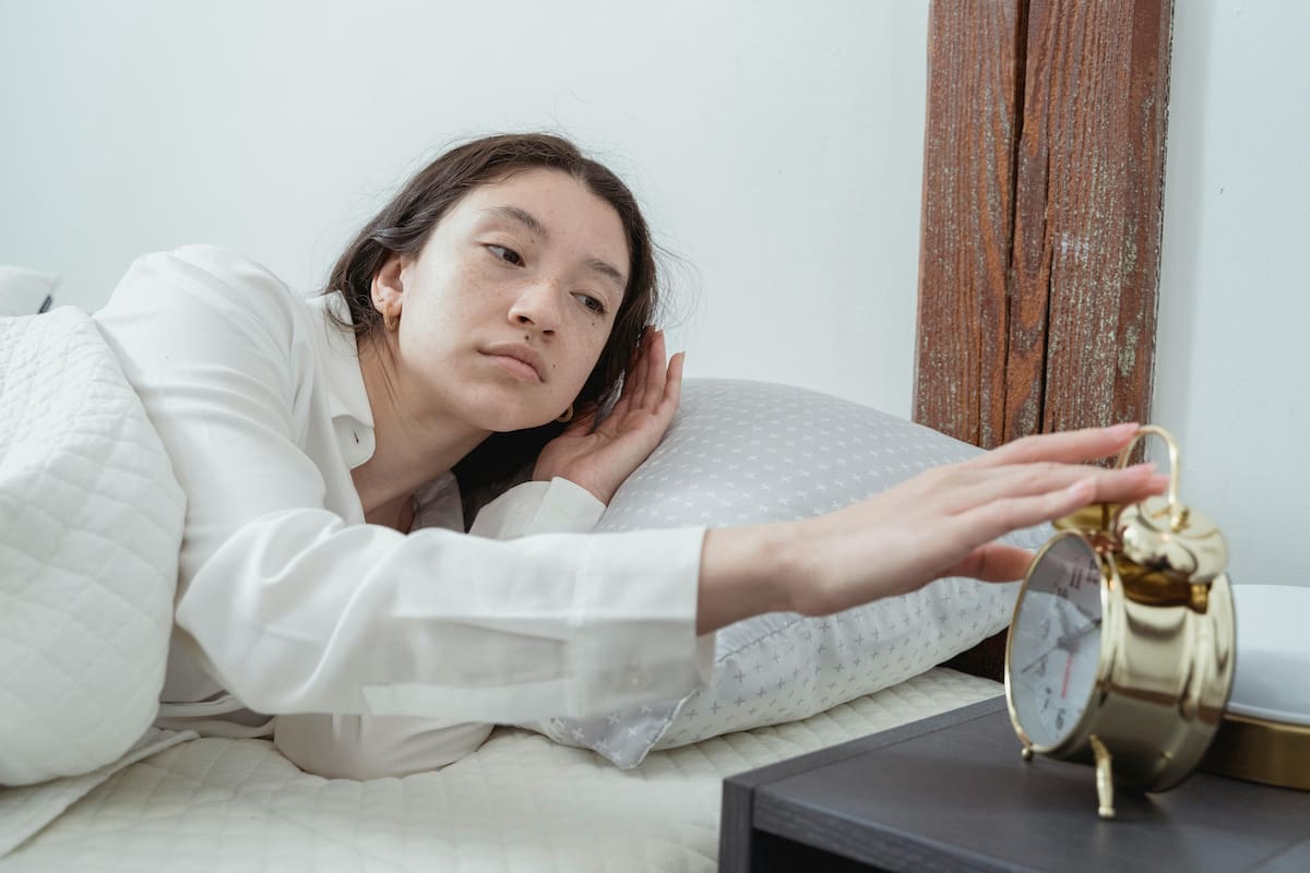 Si te despiertas a las 5 de la mañana, esta es la hora exacta a la que deberías dormirte según especialistas y por qué ignorarlo afecta tu rendimiento diario