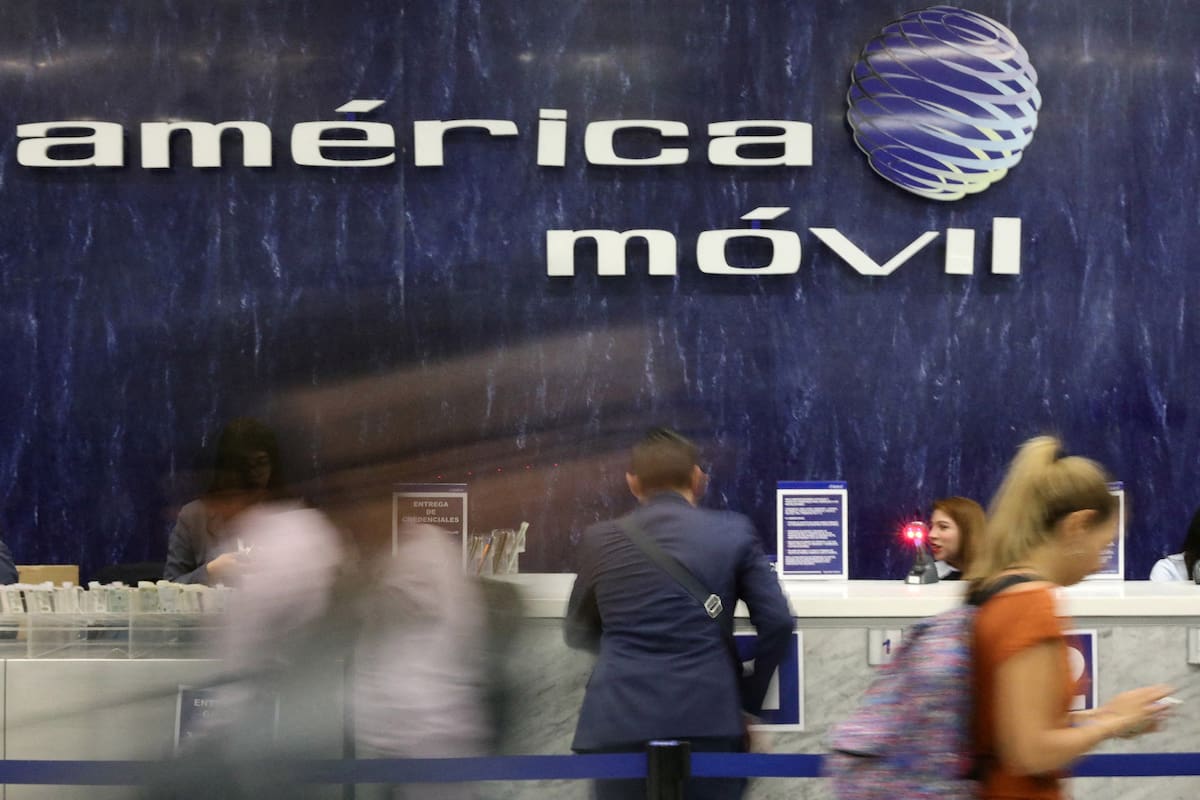 FOTO DE ARCHIVO: Logo de América Móvil en la pared de un área de recepción en las oficinas corporativas de la compañía en la Ciudad de México. 18 de mayo de 2017. REUTERS/Edgard Garrido/File Photo