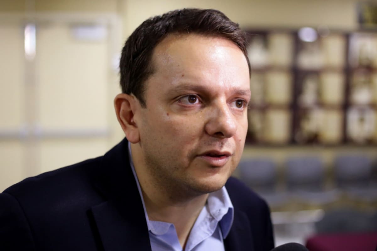 Juez ordena réplica y multa a diario por publicaciones contra Carlos Torres