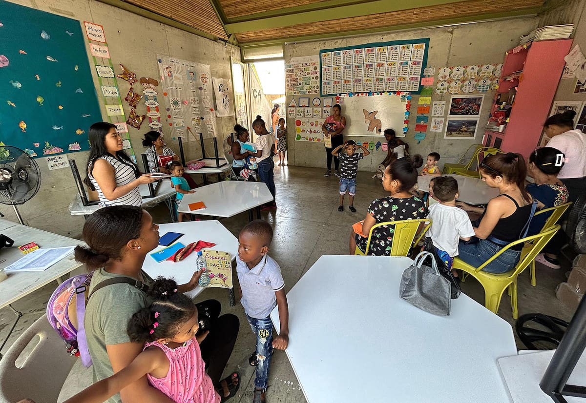 Jóvenes migrantes asisten a clases este lunes, en la ciudad de Tapachula en Chiapas (México). Maestros en la frontera sur de México crearon un programa para dar clases a los niños migrantes varados en la región tras un aumento interanual de más del 70% en la migración irregular de menores de edad, quienes pierden meses o años de educación por su travesía hacia Norteamérica. EFE/Juan Manuel Blanco