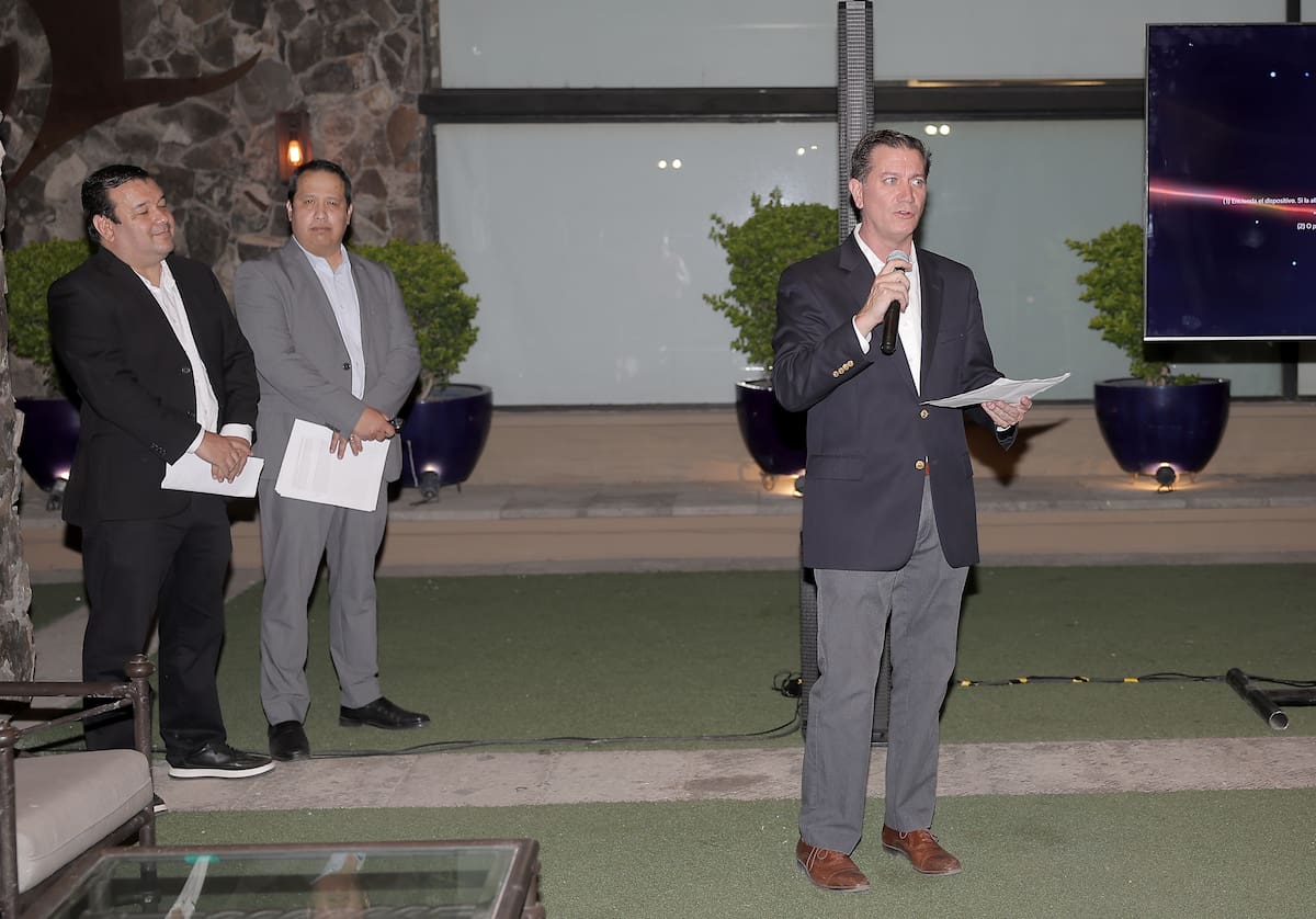 Benjamín Suárez junto a los conferencistas Eduardo González y Roberto Ramírez en el evento de ayer.