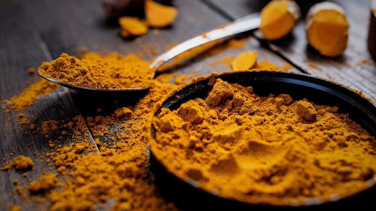 Oro amarillo en polvo: la especia de cocina que ayuda a regular el azúcar y a reducir el dolor de articulaciones, con beneficios respaldados por estudios