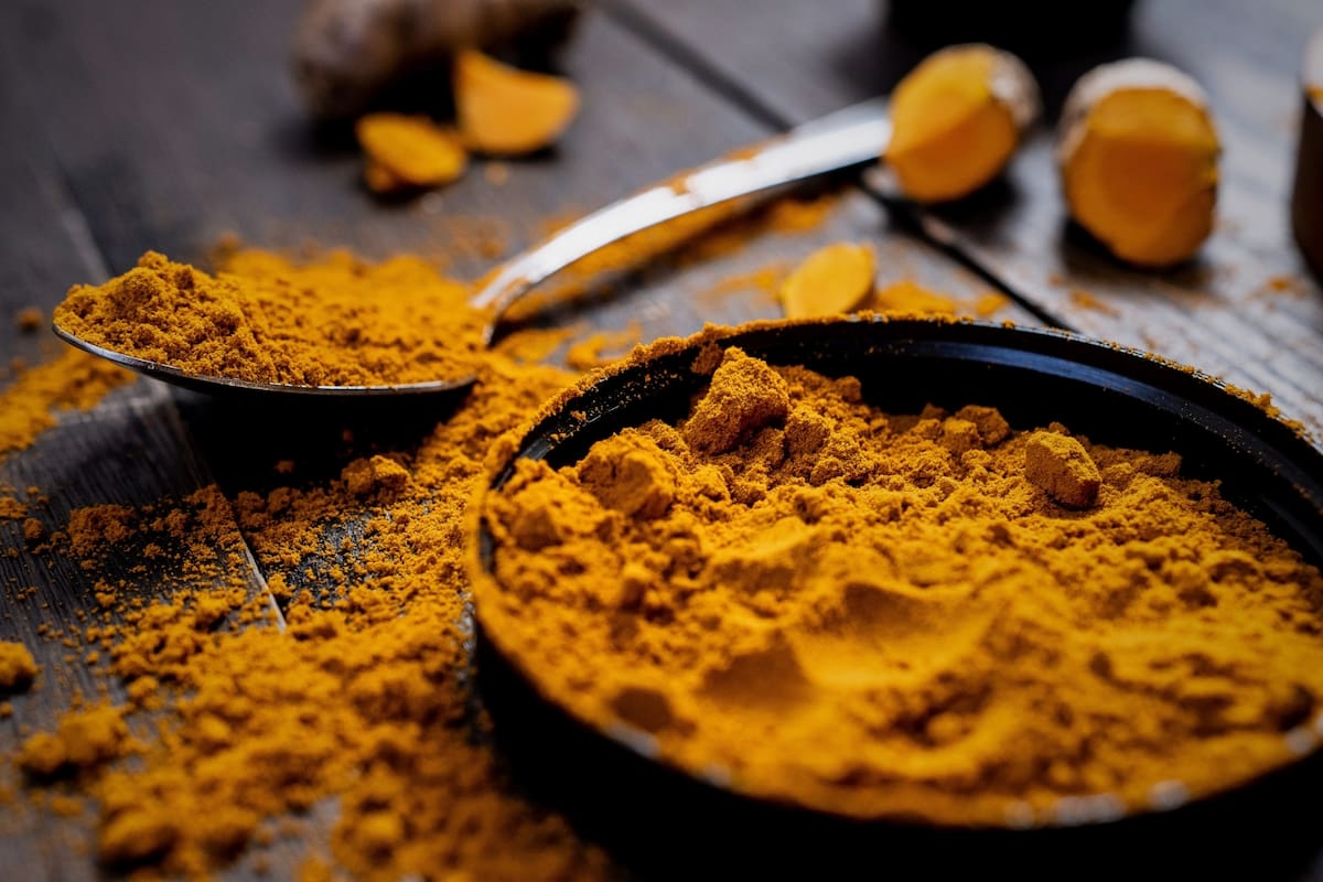 Oro amarillo en polvo: la especia de cocina que ayuda a regular el azúcar y a reducir el dolor de articulaciones, con beneficios respaldados por estudios
