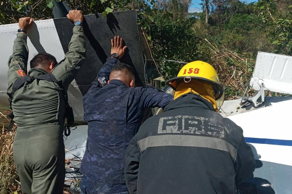 Se desploma avioneta en El Salvador; hay tres muertos y un herido