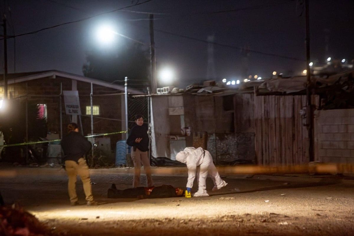 La víctima, identificada preliminarmente como “El Danny”, fue localizada con heridas de bala en la cabeza y el rostro. Hasta el momento no hay personas detenidas. Foto: Border Zoom.