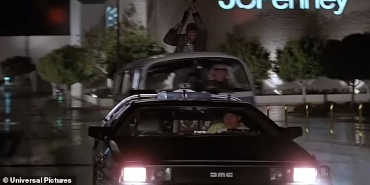 En una toma lejana, Eric Stoltz, originalmente seleccionado como Marty, huye de los terroristas en el DeLorean. / Foto: Universal Pictures