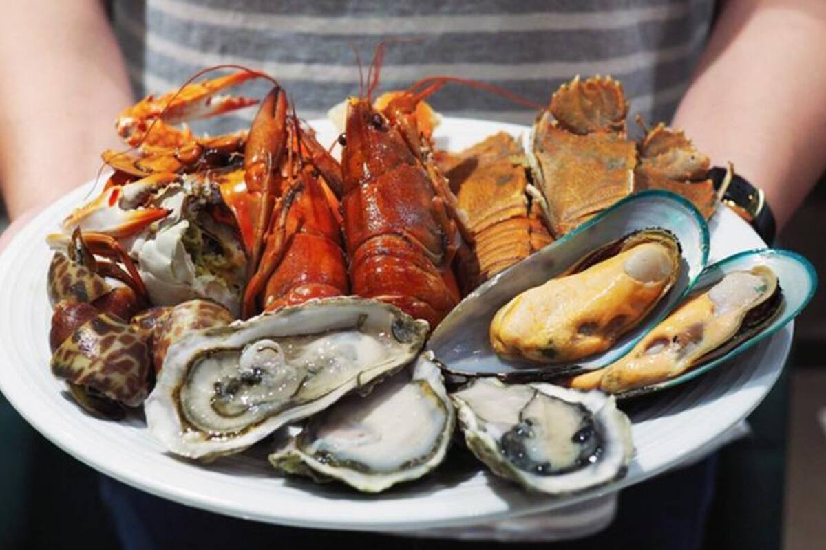 Estos son los riesgos de comer mariscos crudos en verano