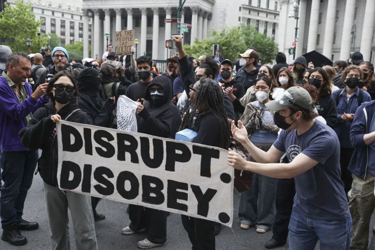 24 personas fueron detenidas en la Torre Trump por protestar contra redadas migratorias y nuevas restricciones de entrada a EU. Foto: EFE/EPA/SARAH YENESEL