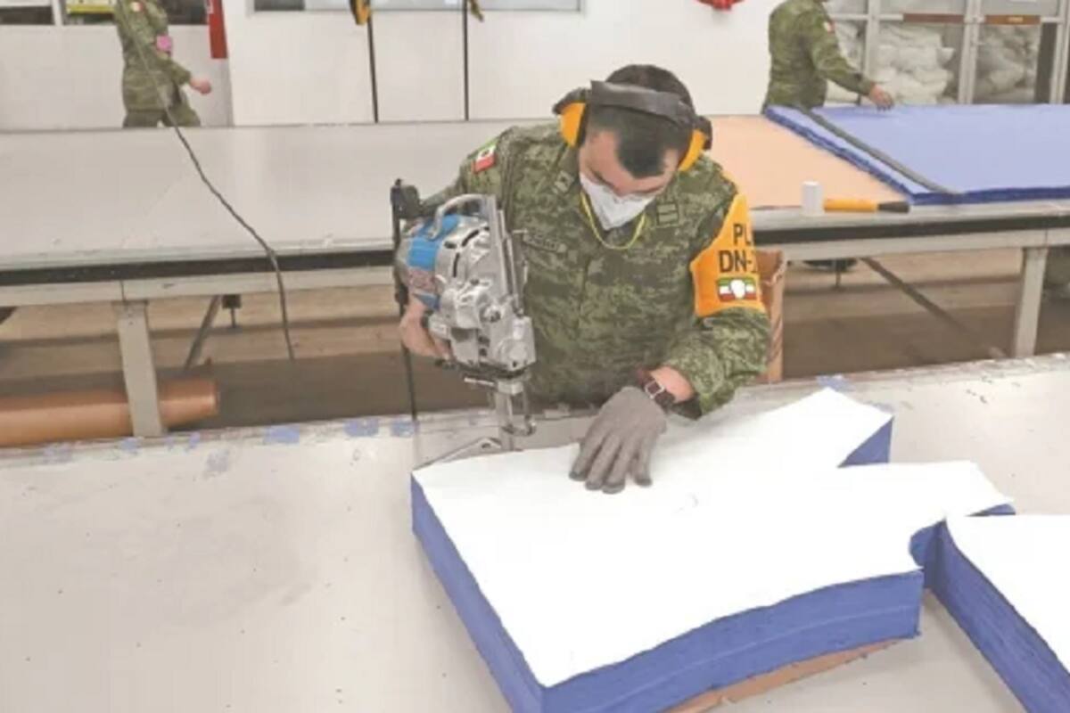 Ejército ayuda a médicos ante coronavirus: fabrica sus uniformes