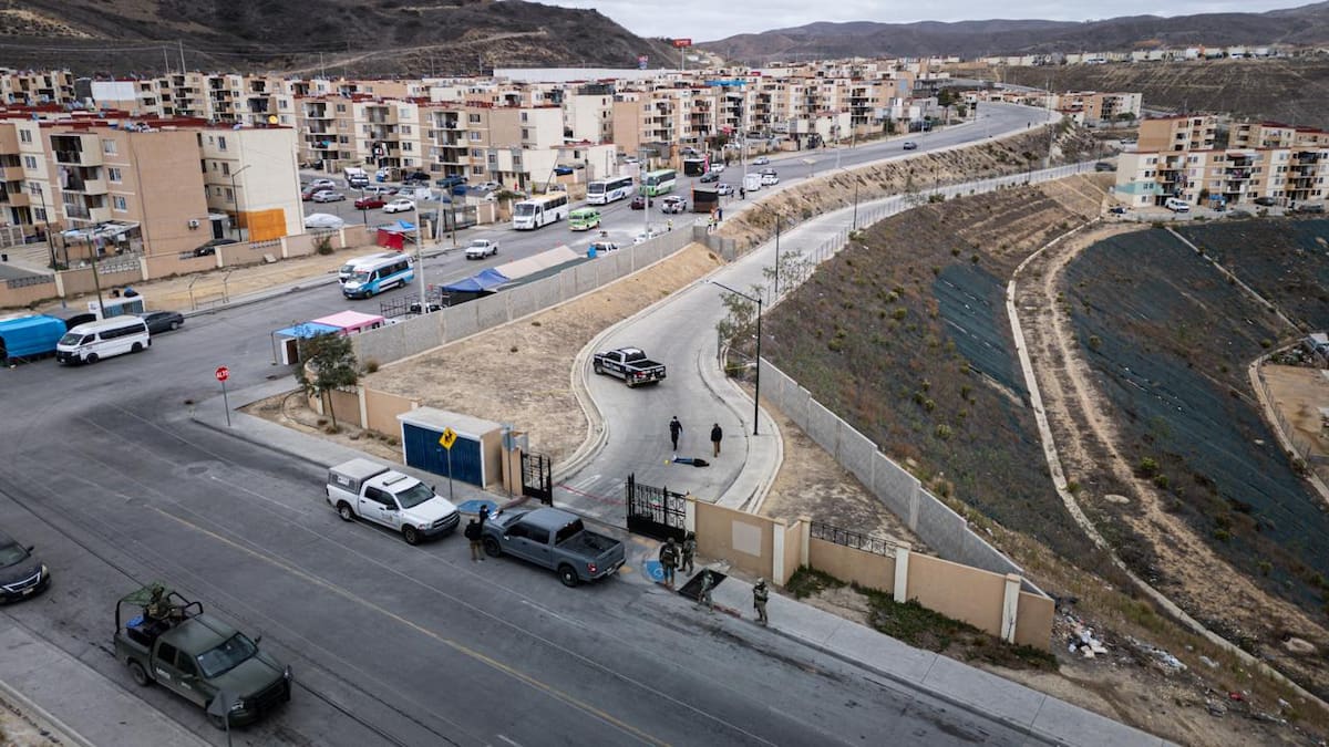 La víctima presentaba heridas de bala en el pecho; testigos reportaron que los agresores huyeron en un auto rojo. Foto: Border Zoom
