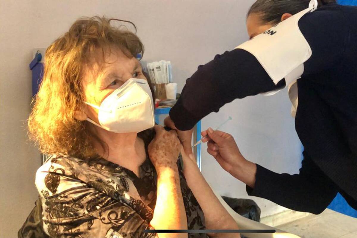 Reciben vacuna con fe y esperanza en el Estado