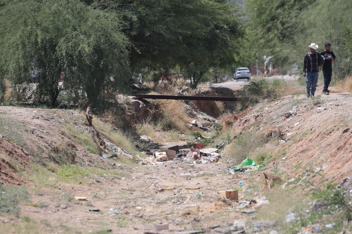 Piden tomar medidas con quienes arrojan basura al canal
