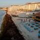 Hoteles de la Riviera Maya instalan barreras privadas contra el sargazo ante recales masivos que podrían superar 90 mil toneladas en Quintana Roo