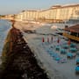 Hoteles de la Riviera Maya instalan barreras privadas contra el sargazo ante recales masivos que podrían superar 90 mil toneladas en Quintana Roo