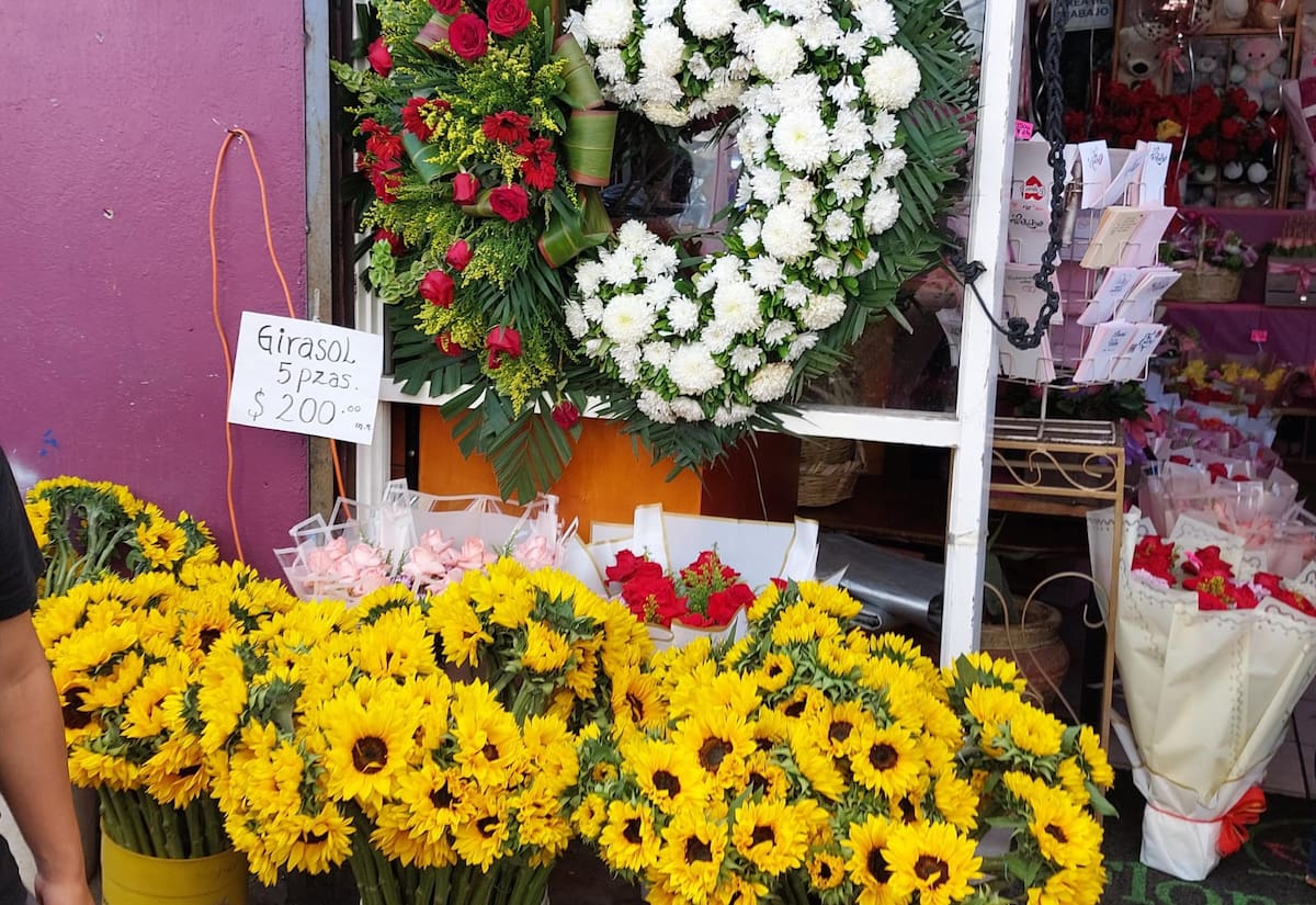 Durante esta fecha también las personas buscan llevar algún arreglo floral al panteón o en su casa le ponen una fotografía con flores.