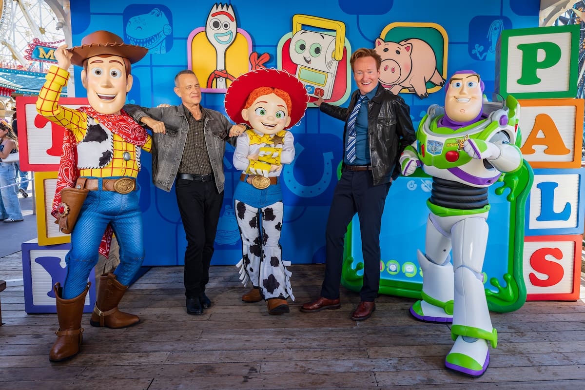 Tom Hanks y Conan O’Brien sorprenden a los fans en Disneyland Resort previo al estreno de “Toy Story 5”