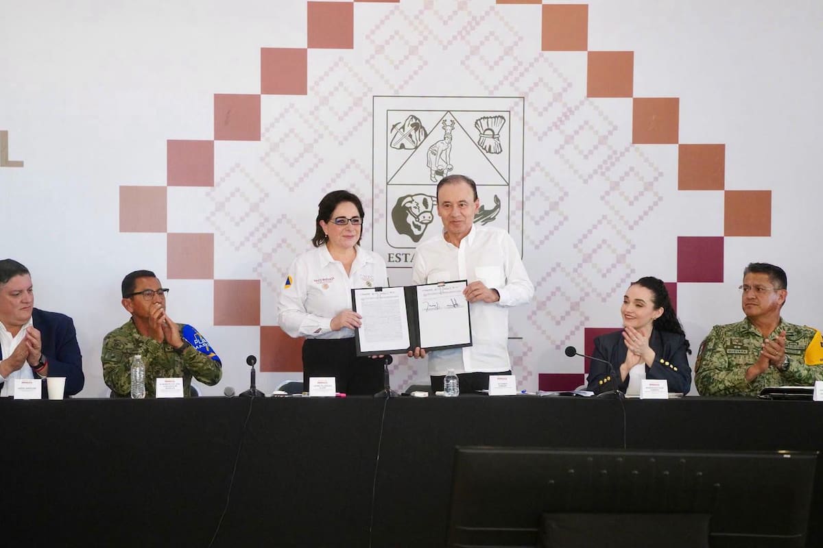 El gobernador Alfonso Durazo y la coordinadora nacional de Protección Civil, Laura Velázquez Alzúa, encabezaron la sesión en la que se instaló el Puesto de Comando. FOTO: ESPECIAL