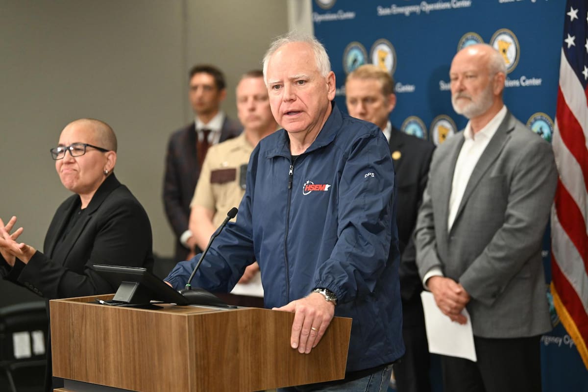 El gobernador de Minnesota, Tim Walz, anuncia que las autoridades han detenido al sospechoso, Vance Luther Boelter, de 57 años, en el condado de Sibley, durante una rueda de prensa en el Centro de Operaciones de Emergencia del Estado de Minnesota, en Blaine, Estados Unidos. EFE/EPA/CRAIG LASSIG