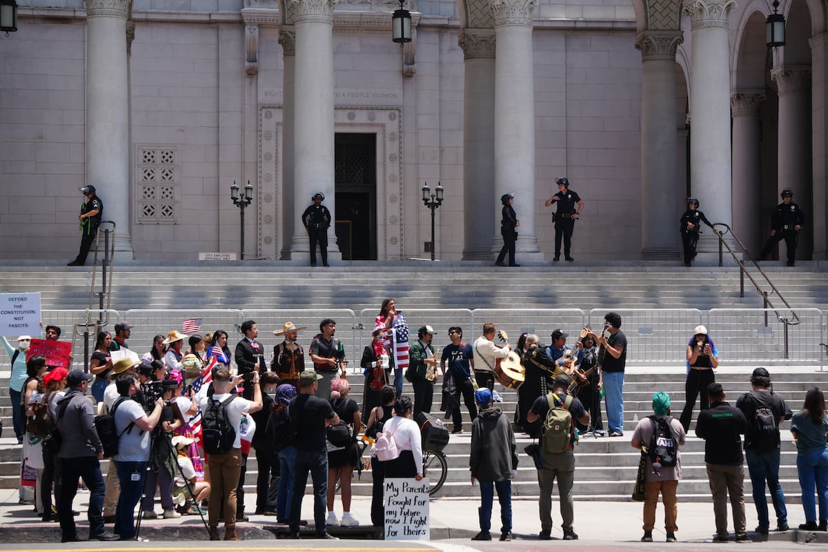 Realizan manifestación pacífica frente al City Hall de Los Ángeles