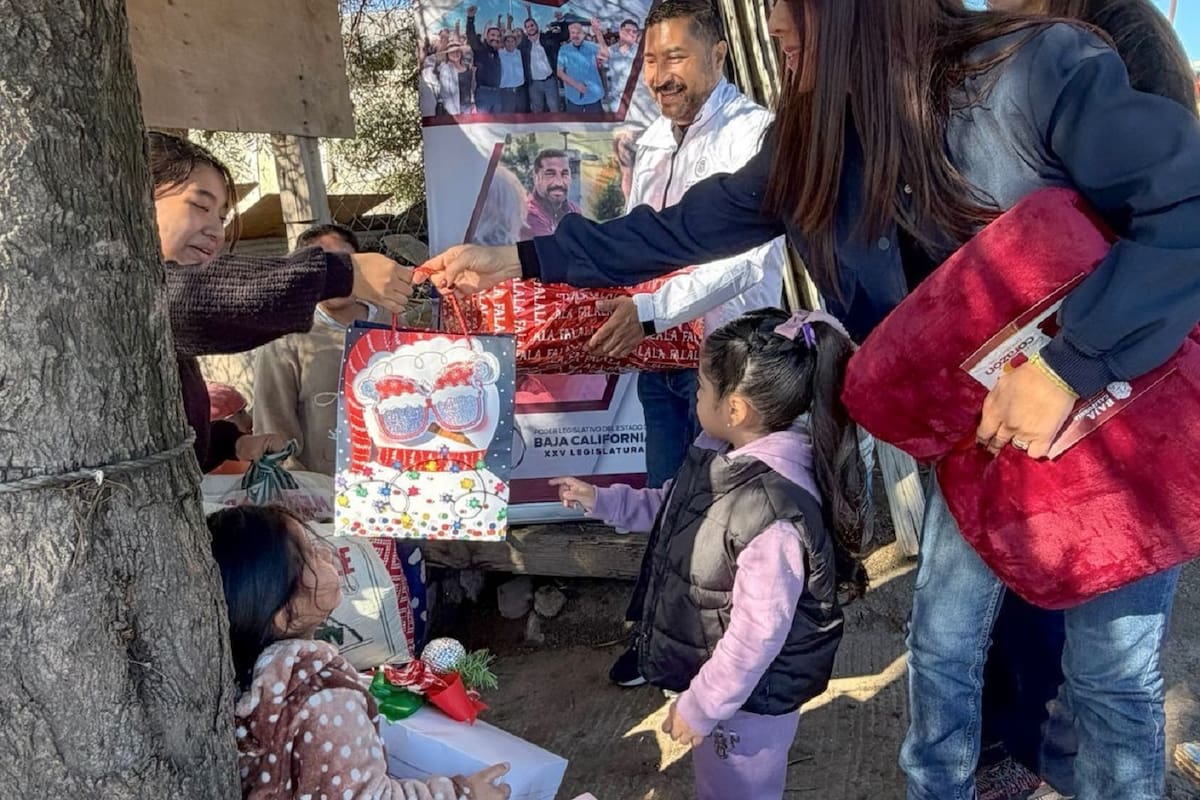 Comparten navidad con familia de colonia Lázaro Cárdenas