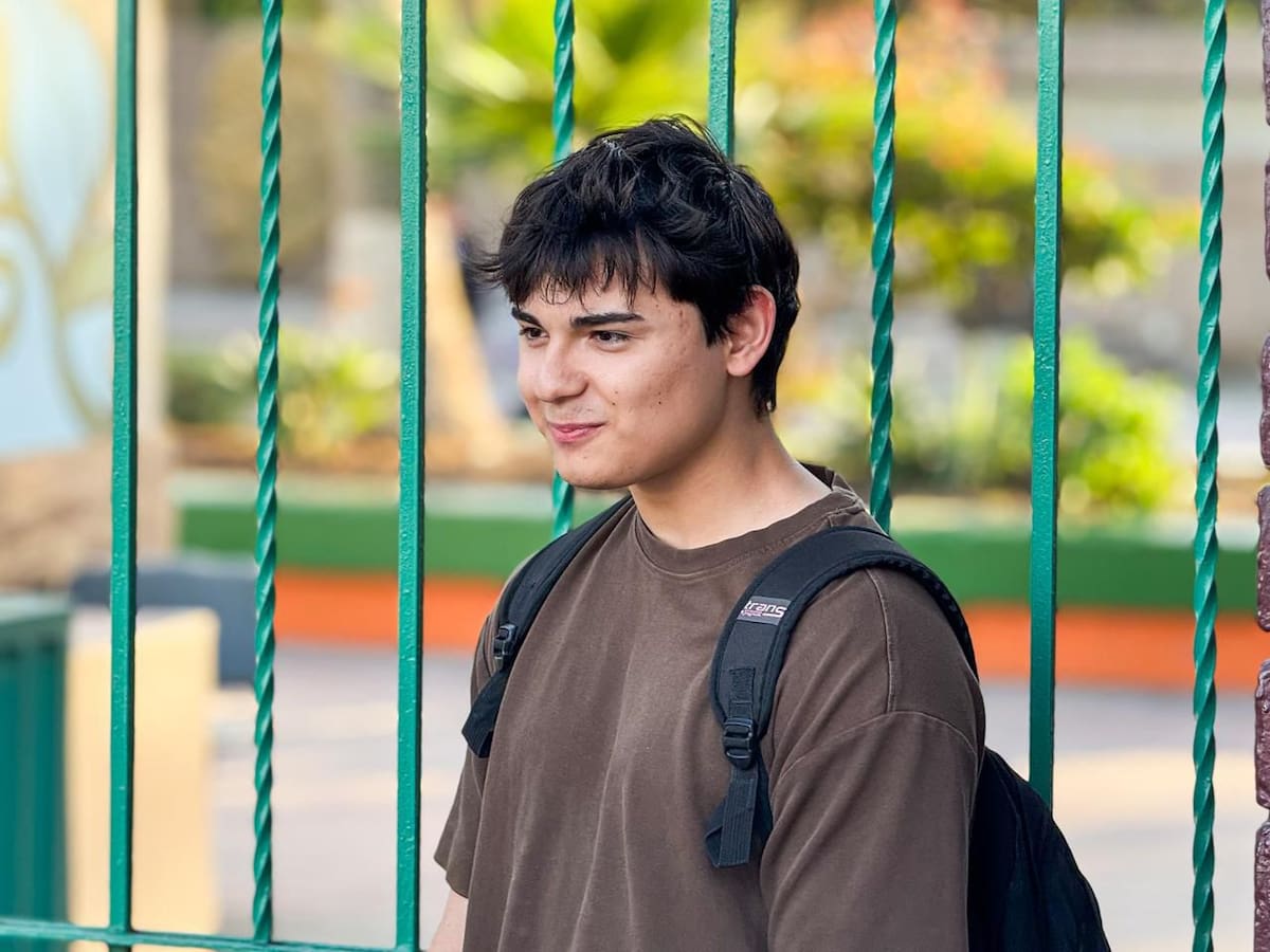 Un joven que se identifica como Therian acudió al lugar tras una convocatoria en redes sociales; el acceso fue cerrado y no hubo reunión. Foto: Border Zoom