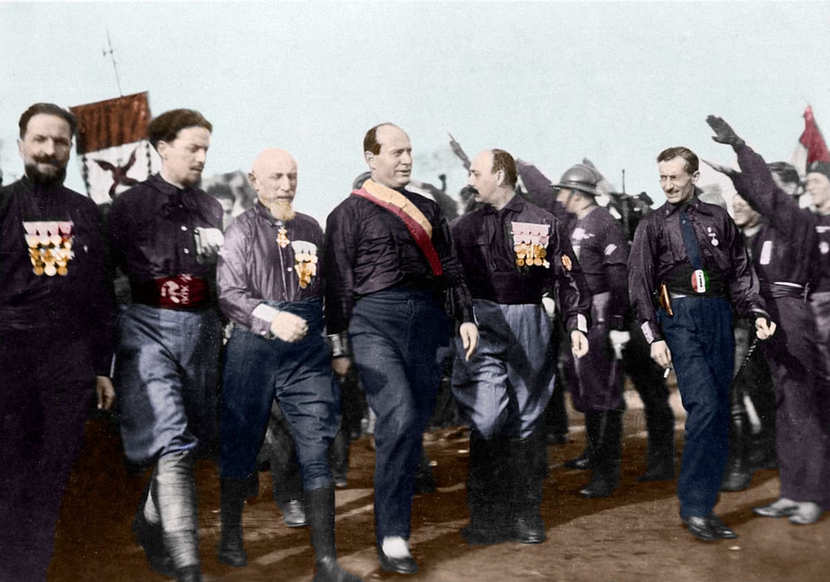 Benito Mussolini utilizó el Mundial de 1934 en Italia como herramienta de propaganda y fue señalado por influir en decisiones arbitrales. (Photo by Stefano Bianchetti/Corbis via Getty Images)