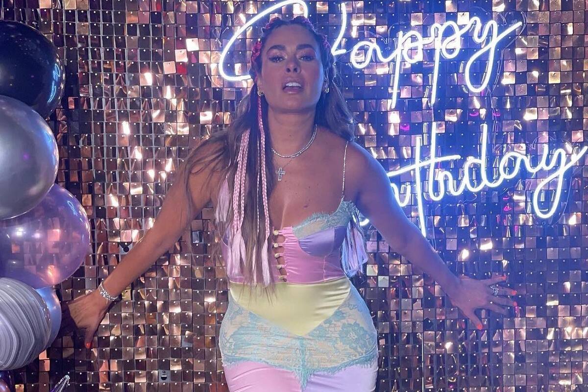 Galilea Montijo aparece con vestido transparente para festejar su cumpleaños