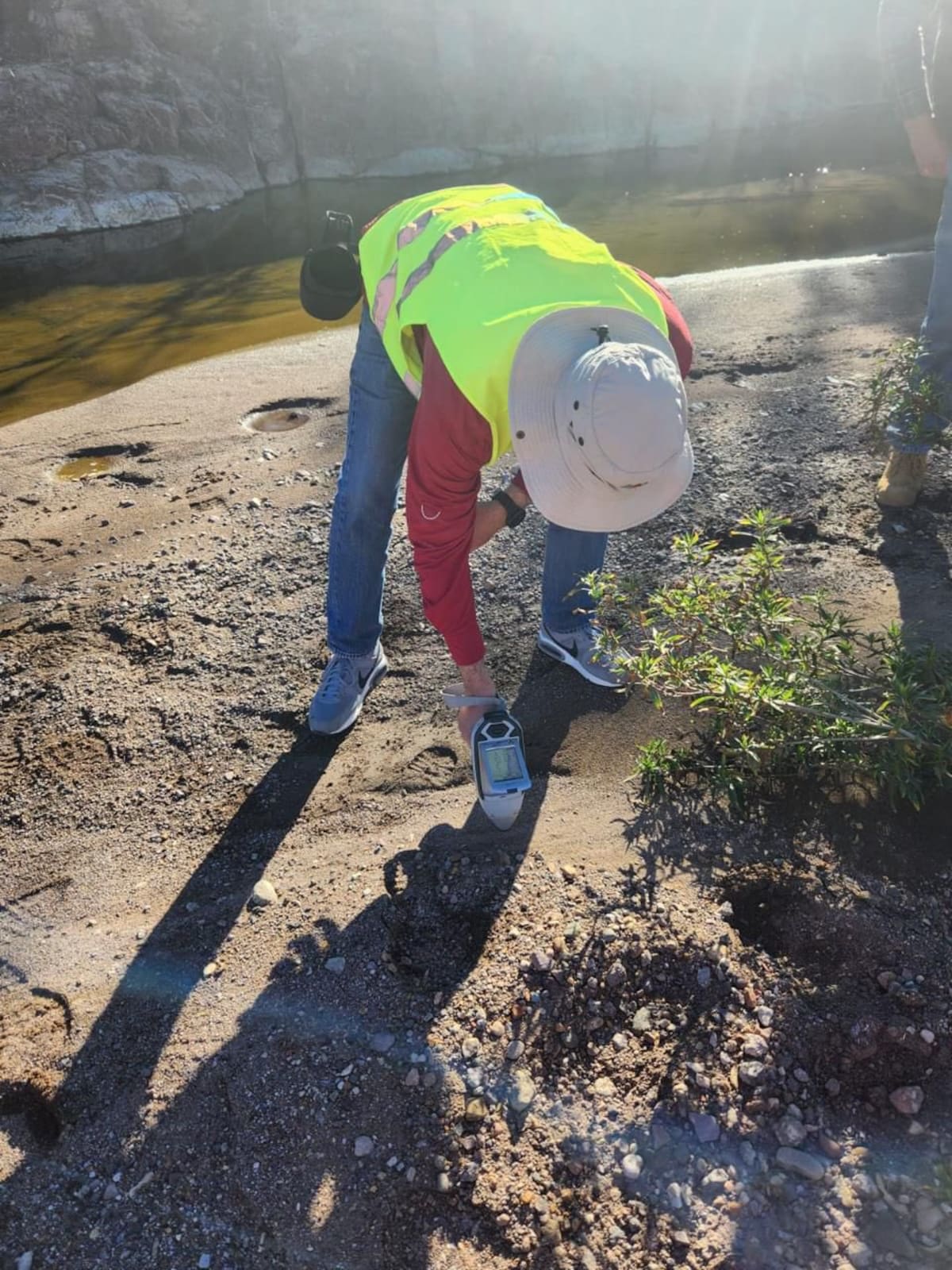 Autoridades federales recorren la cuenca del río Sonora y toman muestras de suelo y sedimentos para ubicar posibles zonas contaminadas. | Foto: Semarnat México
