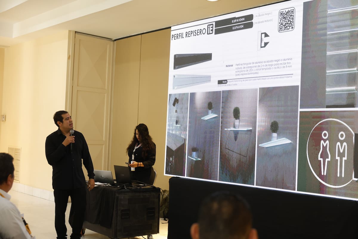 Porfirio Díaz y Héctor Adrián Díaz hicieron el corte de cable para inaugurar la Expo Eléctrica. FOTO: TEODORO BORBÓN