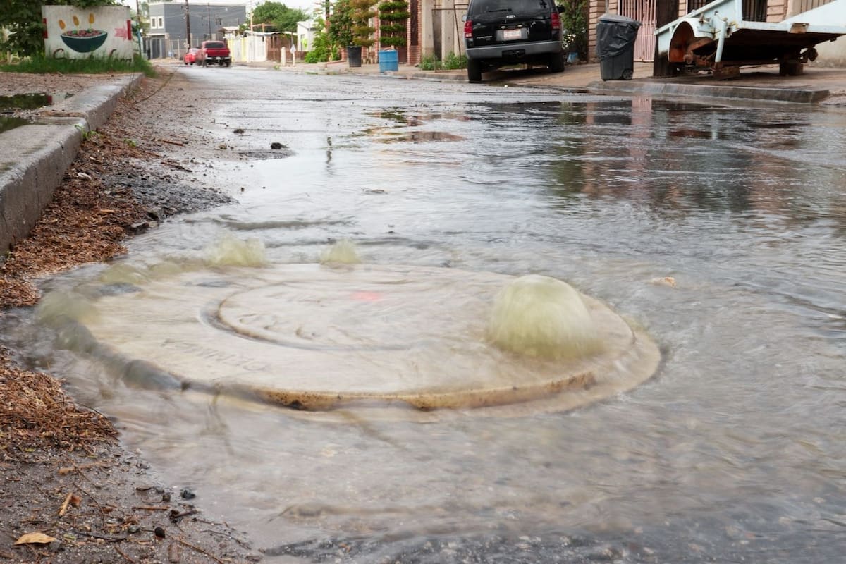 Drenaje colapsado mantiene en jaque a vecinos de la colonia Hidalgo