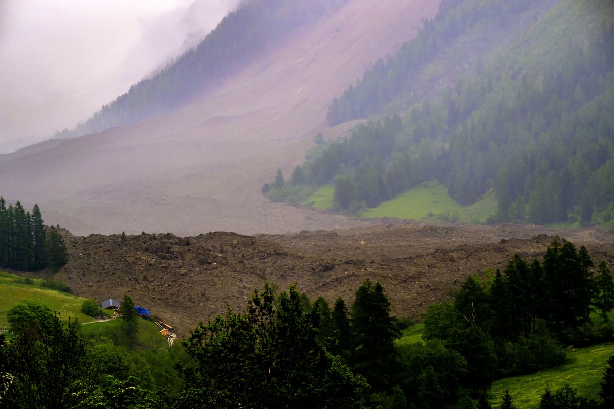 BLATTEN (Switzerland), 28/05/2025.- An avalanche from the Birch glacier destroys buildings near Blatten, Switzerland, Wednesday, May 28, 2025. The Birch Glacier has caused avalanches of ice, snow, water and rocks, as the leading edge collapses. (Avalancha, Suiza) EFE/EPA/JEAN-CHRISTOPHE BOTT