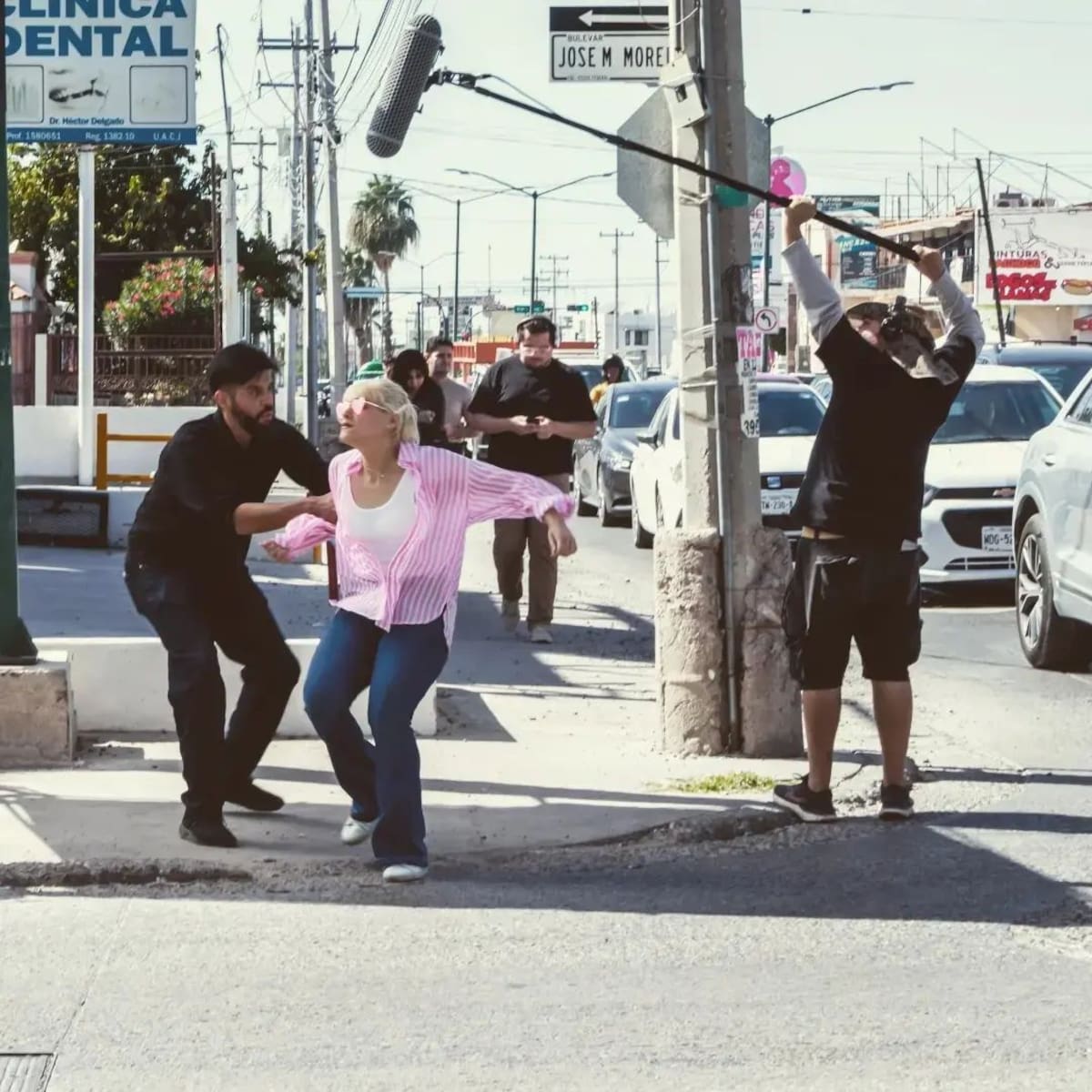 Marcos Maytorena coordinó a los actores de "Lentes Rosas" y participa en un cameo dentro de la producción. Foto: Especial