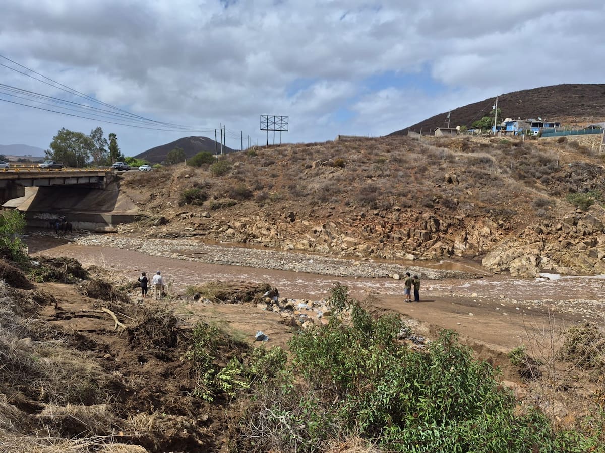 Elementos de emergencia continúan los operativos de búsqueda en Ensenada tras las lluvias asociadas a la tormenta tropical Rachel, que dejaron a siete personas no localizadas en dos puntos del municipio. Foto: Cortesía