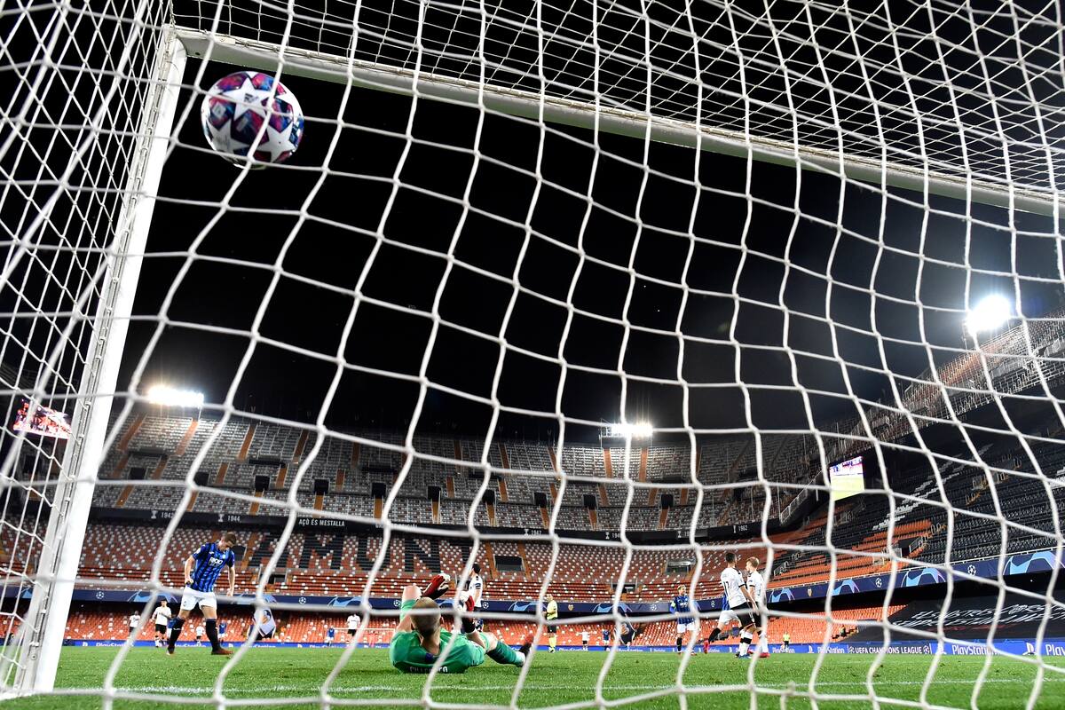 UEFA planea terminar Ligas en junio y Champions en agosto