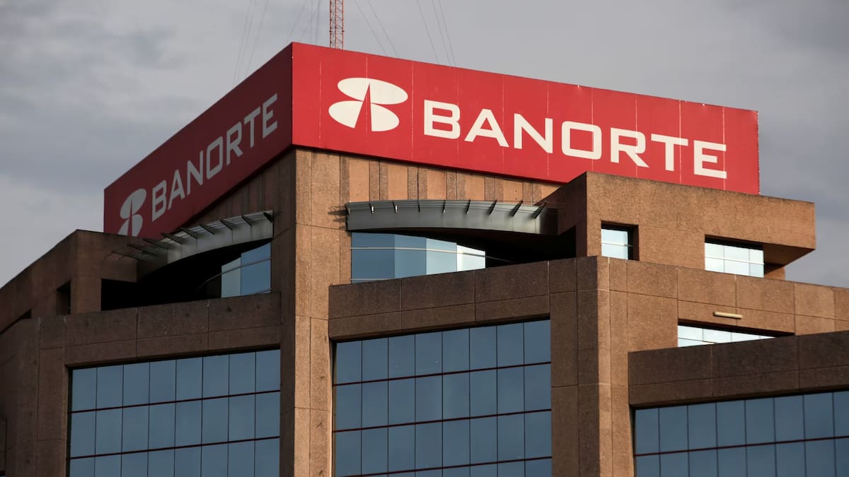 Banorte recaudó 1,350 millones de dólares con deuda híbrida en mercados internacionales y sus acciones cayeron tras el anuncio