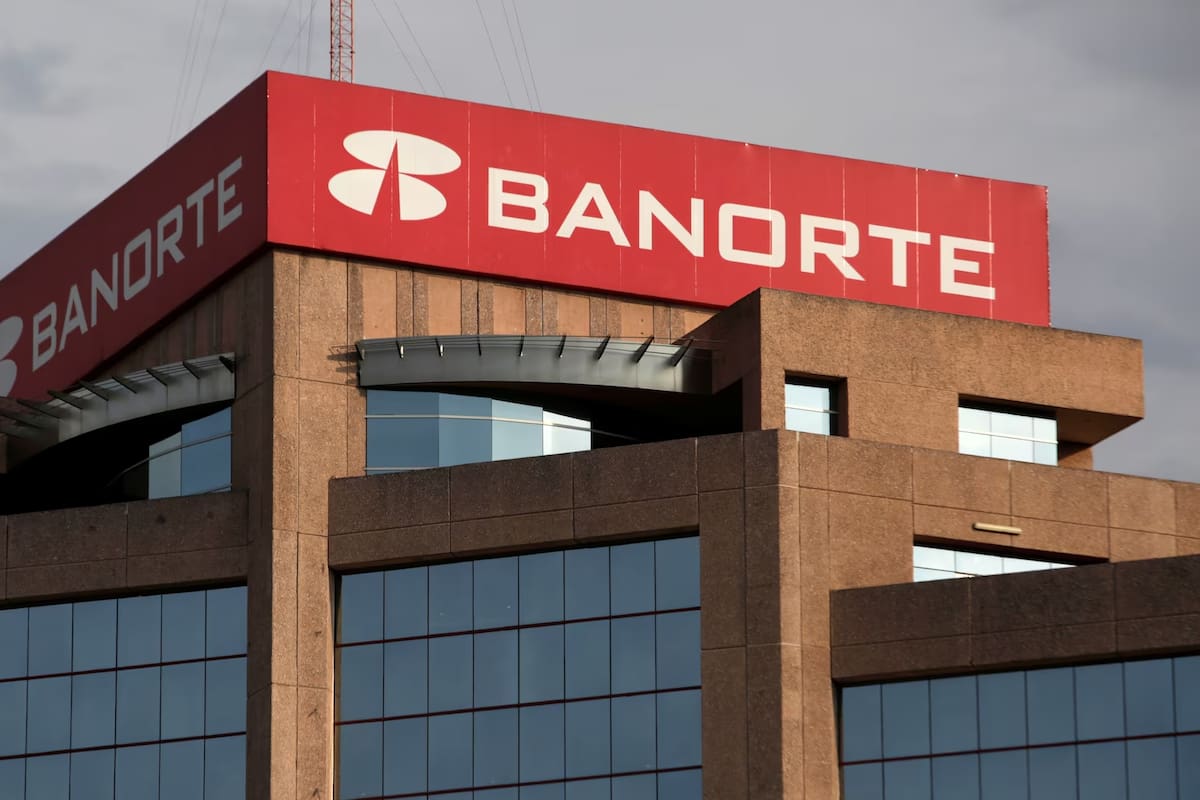 Banorte recaudó 1,350 millones de dólares con deuda híbrida en mercados internacionales y sus acciones cayeron tras el anuncio