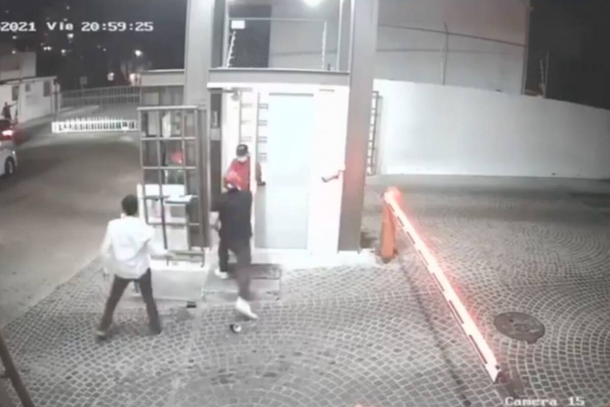Captan a jóvenes golpeando a guardia mayor de edad sin motivo aparente en Querétaro