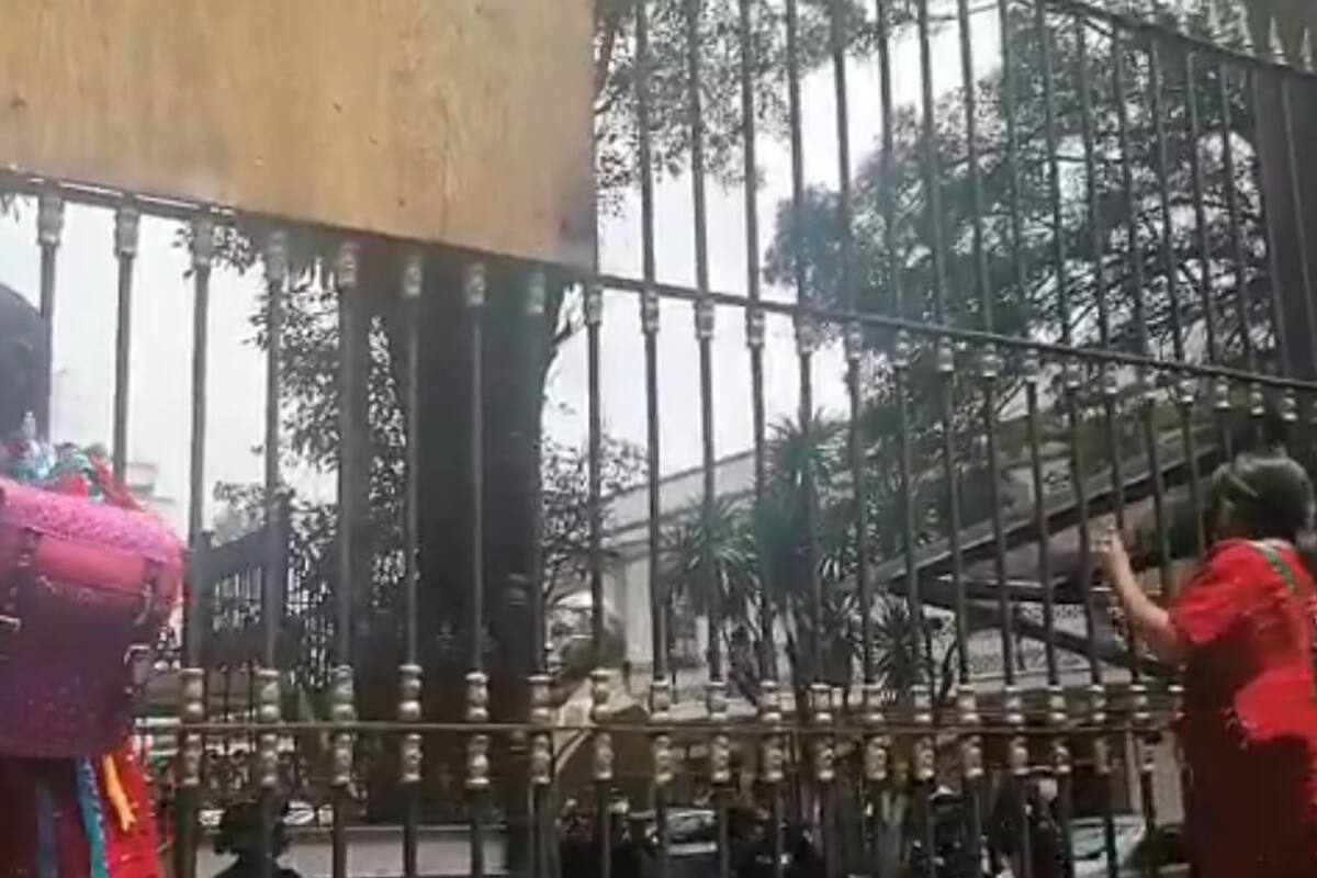 Tras la negativa de recibir a un grupo de mujeres de la comunidad Triqui, manifestantes se ven orilladas a trepar las rejas de la Segob