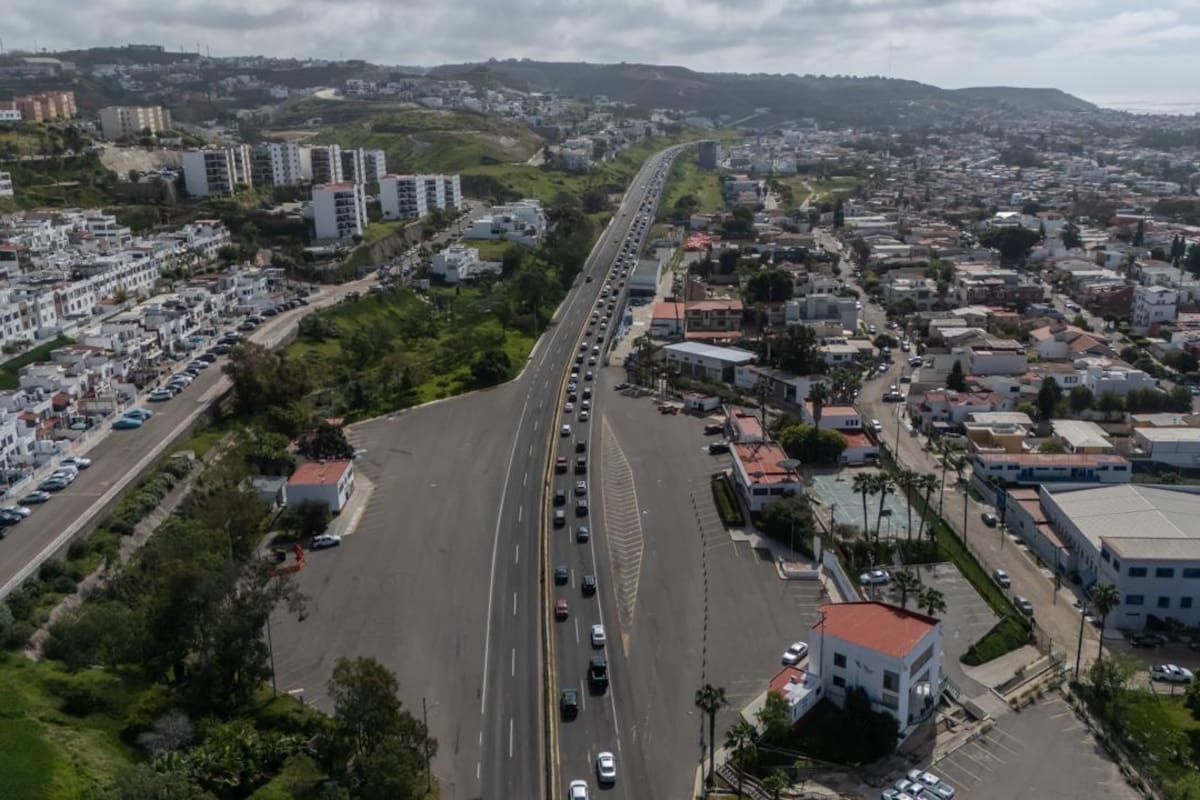 Largas filas de vehículos rumbo a Playas de Rosarito por la carretera escénica