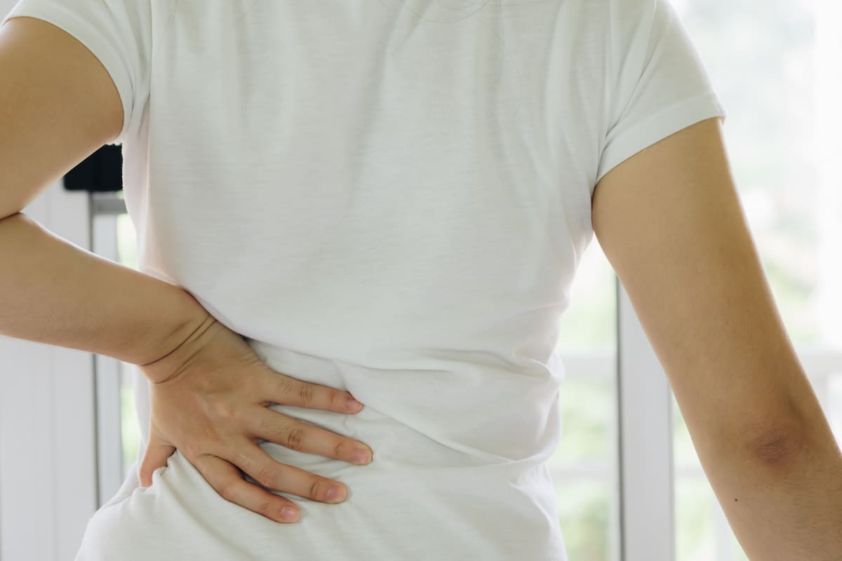Hábitos que causan dolor de espalda y cómo evitarlos, según una especialista