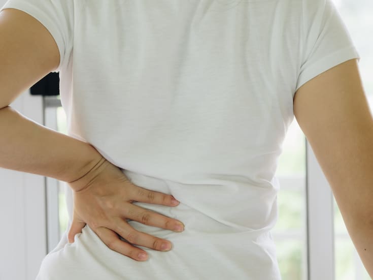 Hábitos que causan dolor de espalda y cómo evitarlos, según una especialista