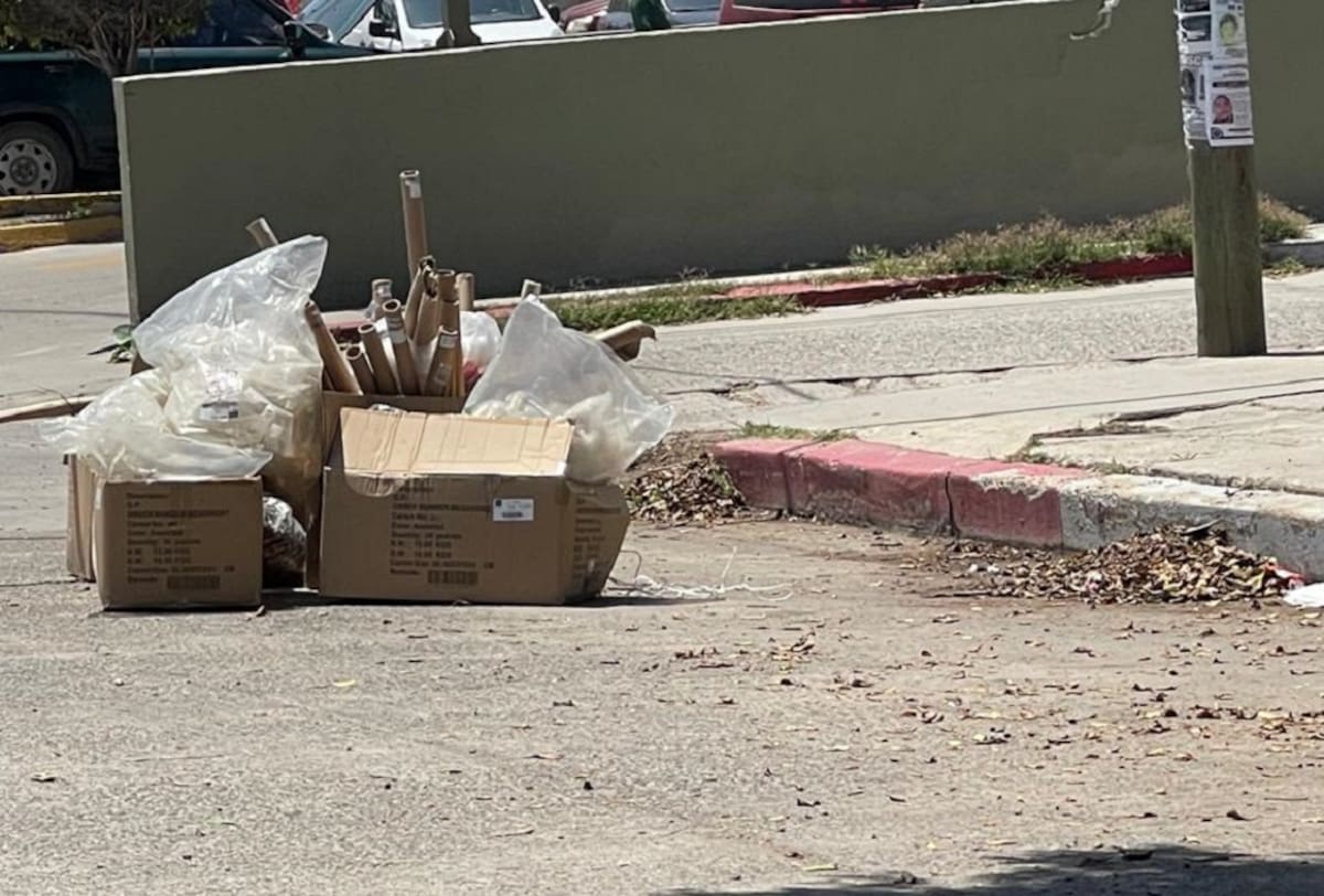 Bolsas con desechos, permanecen a lo largo del día sobre el bulevar Benito Juárez.