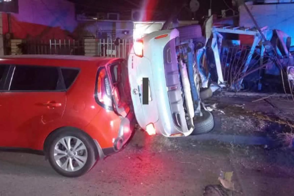 Conductor pierde el control y choca contra 3 carros estacionados y 2 casas